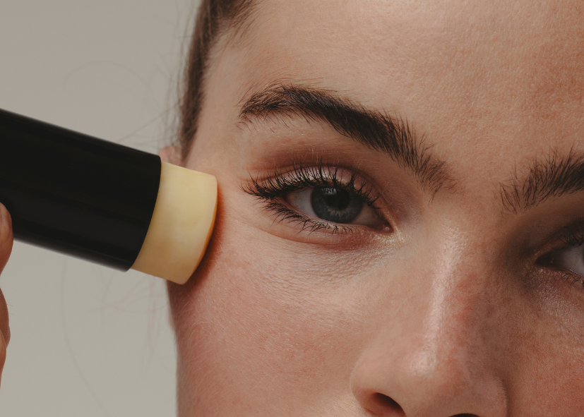 Réduire les poches sous les yeux rapidement : soins, massages et astuces anti-fatigue