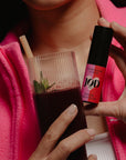Le blush-soin en stick qui allie couleur vibrante et soin repulpant pour illuminer vos pommettes. Enrichi en extrait de fleurs de Grenade et en huile de Jojoba, il hydrate et repulpe, pour un confort optimal tout au long de la journée. Sensation de fraîcheur immédiate, apportée par des cristaux de menthol naturels, pour réveiller instantanément le teint, comme un souffle vivifiant.