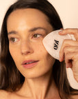 Le Gua Sha Cœur de Pierre (100% Quartz Rose) draine en profondeur le système lymphatique, lisse les rides, raffermit et redéfinit les contours du visage.