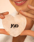 Le Gua Sha Cœur de Pierre (100% Quartz Rose) draine en profondeur le système lymphatique, lisse les rides, raffermit et redéfinit les contours du visage.