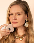 Le Gua Sha Cœur de Pierre (100% Quartz Rose) draine en profondeur le système lymphatique, lisse les rides, raffermit et redéfinit les contours du visage.