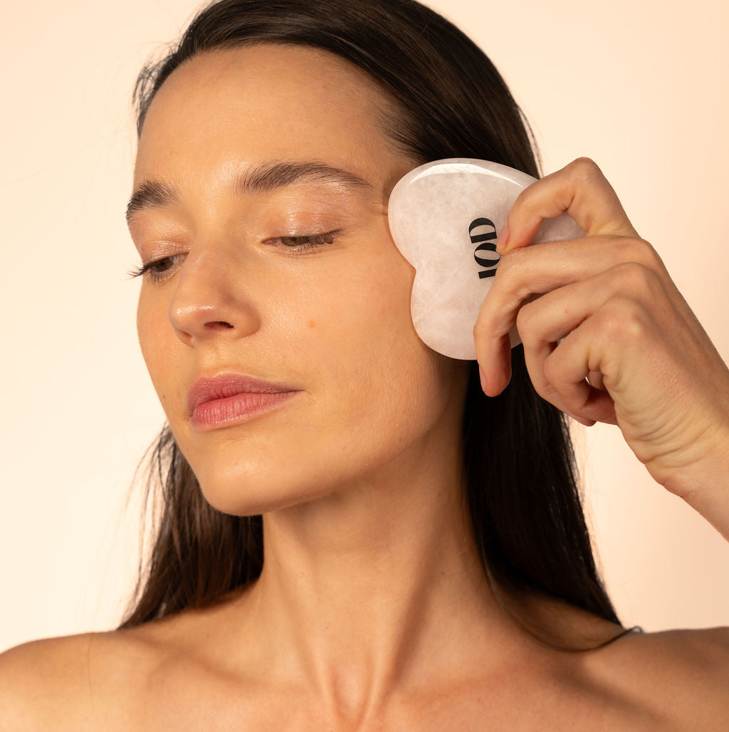 Le Gua Sha Cœur de Pierre (100% Quartz Rose) draine en profondeur le système lymphatique, lisse les rides, raffermit et redéfinit les contours du visage.