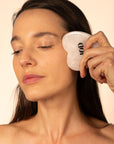 Le Gua Sha Cœur de Pierre (100% Quartz Rose) draine en profondeur le système lymphatique, lisse les rides, raffermit et redéfinit les contours du visage.