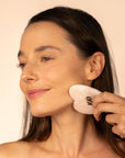 Le Gua Sha Cœur de Pierre (100% Quartz Rose) draine en profondeur le système lymphatique, lisse les rides, raffermit et redéfinit les contours du visage.