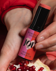 Le blush-soin en stick qui allie couleur vibrante et soin repulpant pour illuminer vos pommettes. Enrichi en extrait de fleurs de Grenade et en huile de Jojoba, il hydrate et repulpe, pour un confort optimal tout au long de la journée. Sensation de fraîcheur immédiate, apportée par des cristaux de menthol naturels, pour réveiller instantanément le teint, comme un souffle vivifiant.