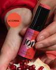 e blush-soin en stick qui allie couleur vibrante et soin repulpant pour illuminer vos pommettes. Enrichi en extrait de fleurs de Grenade et en huile de Jojoba, il hydrate et repulpe, pour un confort optimal tout au long de la journée. Sensation de fraîcheur immédiate, apportée par des cristaux de menthol naturels, pour réveiller instantanément le teint, comme un souffle vivifiant.