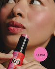 Le blush-soin en stick qui allie couleur vibrante et soin repulpant pour illuminer vos pommettes. Enrichi en extrait de fleurs de Grenade et en huile de Jojoba, il hydrate et repulpe, pour un confort optimal tout au long de la journée. Sensation de fraîcheur immédiate, apportée par des cristaux de menthol naturels, pour réveiller instantanément le teint, comme un souffle vivifiant.