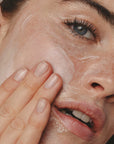 L'huile parfaite pour nettoyer et démaquiller la peau en douceur. Elle associe les bienfaits des huiles précieuses de Bourrache, d'Onagre et de Cameline, pressées à froid en Champagne. Reconnues pour leurs vertus assouplissantes, hydratantes et apaisantes, elle élimine les impuretés et le maquillage tout en renforçant la barrière lipidique de la peau.