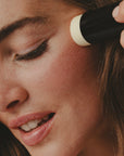 Le bouclier protecteur intensément hydratant pour une peau éclatante toute la journée. Cette crème de jour associe 4 complexes d'actifs végétaux puissants pour hydrater la peau durablement, lutter contre les effets du vieillissement naturel et renforcer la barrière protectrice de la peau.