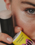La pause beauté express pour un coup d’éclat immédiat. Enrichi en Acide Hyaluronique et formulé à partir de bioactifs innovants, ce masque hydrate en profondeur, repulpe en restaurant la souplesse de la peau, lisse le grain de peau et illumine instantanément le teint pour un éclat naturel.