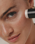 La pause beauté express pour un coup d’éclat immédiat. Enrichi en Acide Hyaluronique et formulé à partir de bioactifs innovants, ce masque hydrate en profondeur, repulpe en restaurant la souplesse de la peau, lisse le grain de peau et illumine instantanément le teint pour un éclat naturel.
