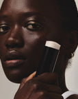 La pause beauté express pour un coup d’éclat immédiat. Enrichi en Acide Hyaluronique et formulé à partir de bioactifs innovants, ce masque hydrate en profondeur, repulpe en restaurant la souplesse de la peau, lisse le grain de peau et illumine instantanément le teint pour un éclat naturel.