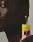 La pause beauté express pour un coup d’éclat immédiat. Enrichi en Acide Hyaluronique et formulé à partir de bioactifs innovants, ce masque hydrate en profondeur, repulpe en restaurant la souplesse de la peau, lisse le grain de peau et illumine instantanément le teint pour un éclat naturel.