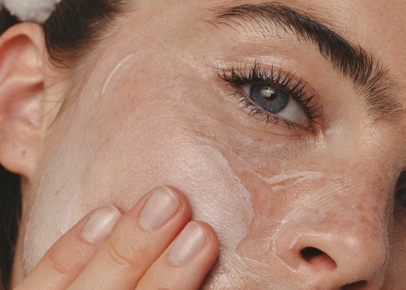 Nettoyer sa peau sans l’agresser : méthode douce et soins adaptés à chaque type de peau