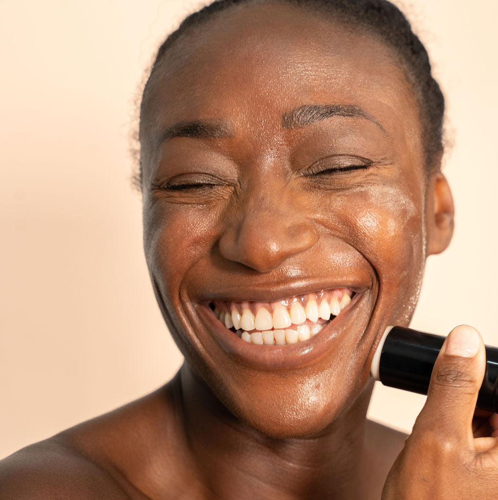 Une huile nettoyante et démaquillante pour le visage, pour un démaquillage doux et une peau lumineuse.