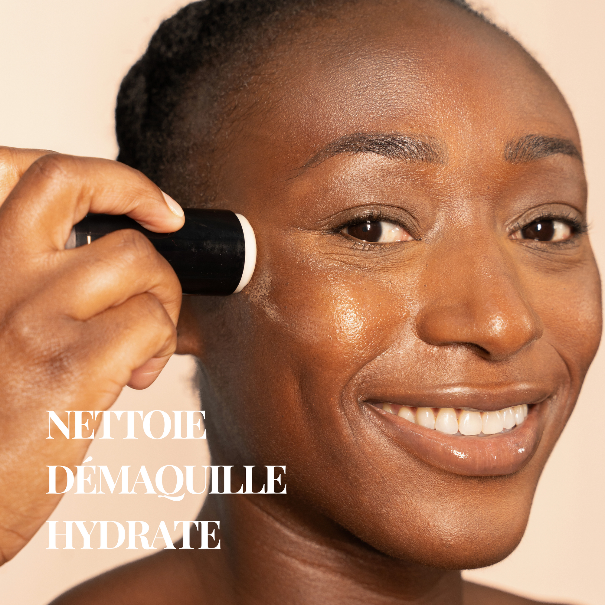 Une huile nettoyante et démaquillante pour le visage: nettoie en douceur, démaquille et hydrate.