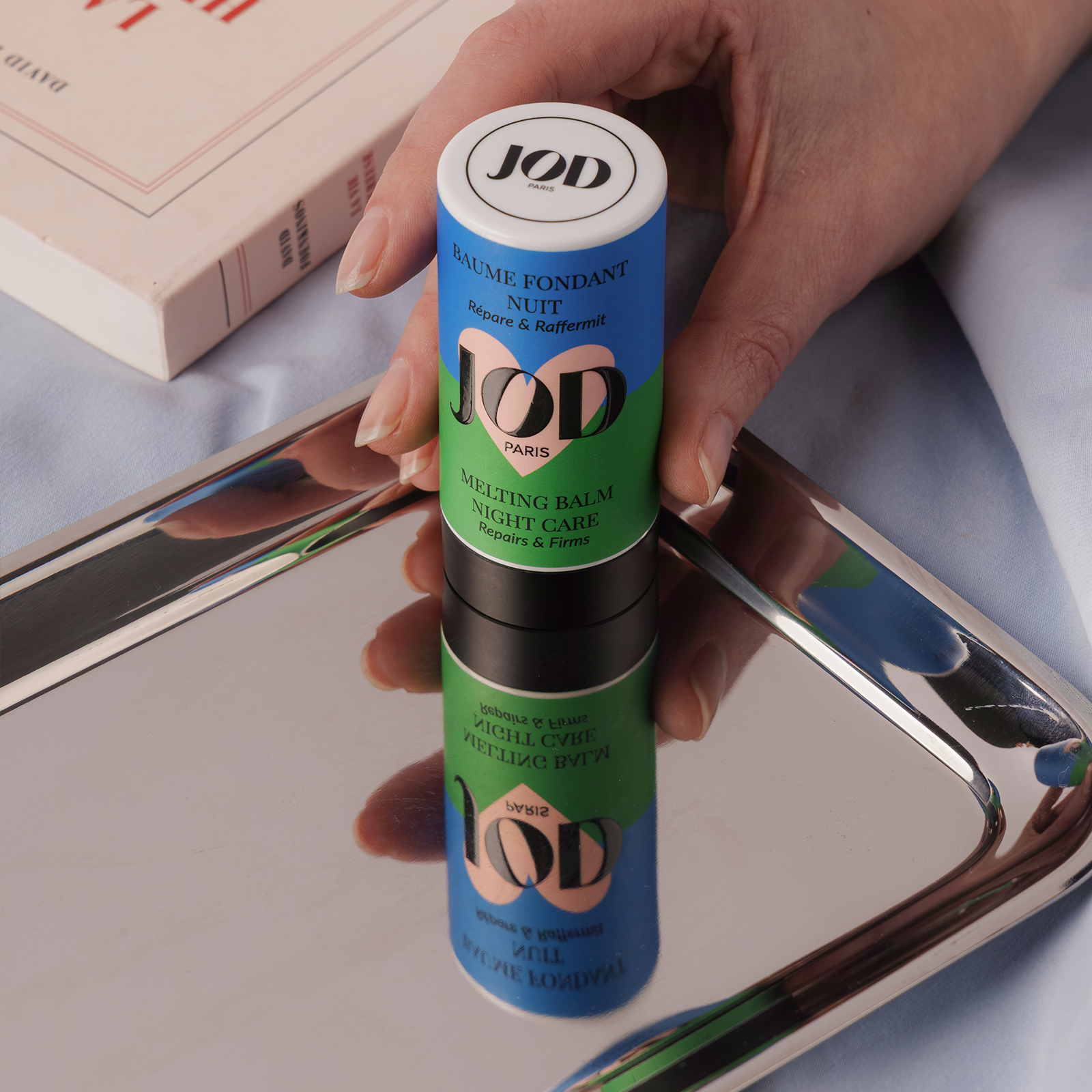 Un soin de nuit qui hydrate, protege et raffermit 