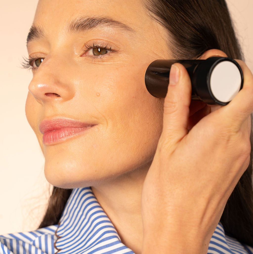 Ce Baume Nuit en stick, réparateur et régénérant, renforce le renouvellement cellulaire, pour un teint éclatant et des traits lissés au réveil. Format voyage. 