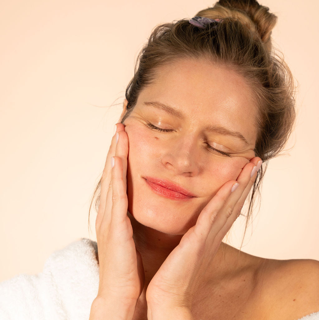 Ce Baume Nuit en stick, réparateur et régénérant, renforce le renouvellement cellulaire, pour un teint éclatant et des traits lissés au réveil. Format voyage. 