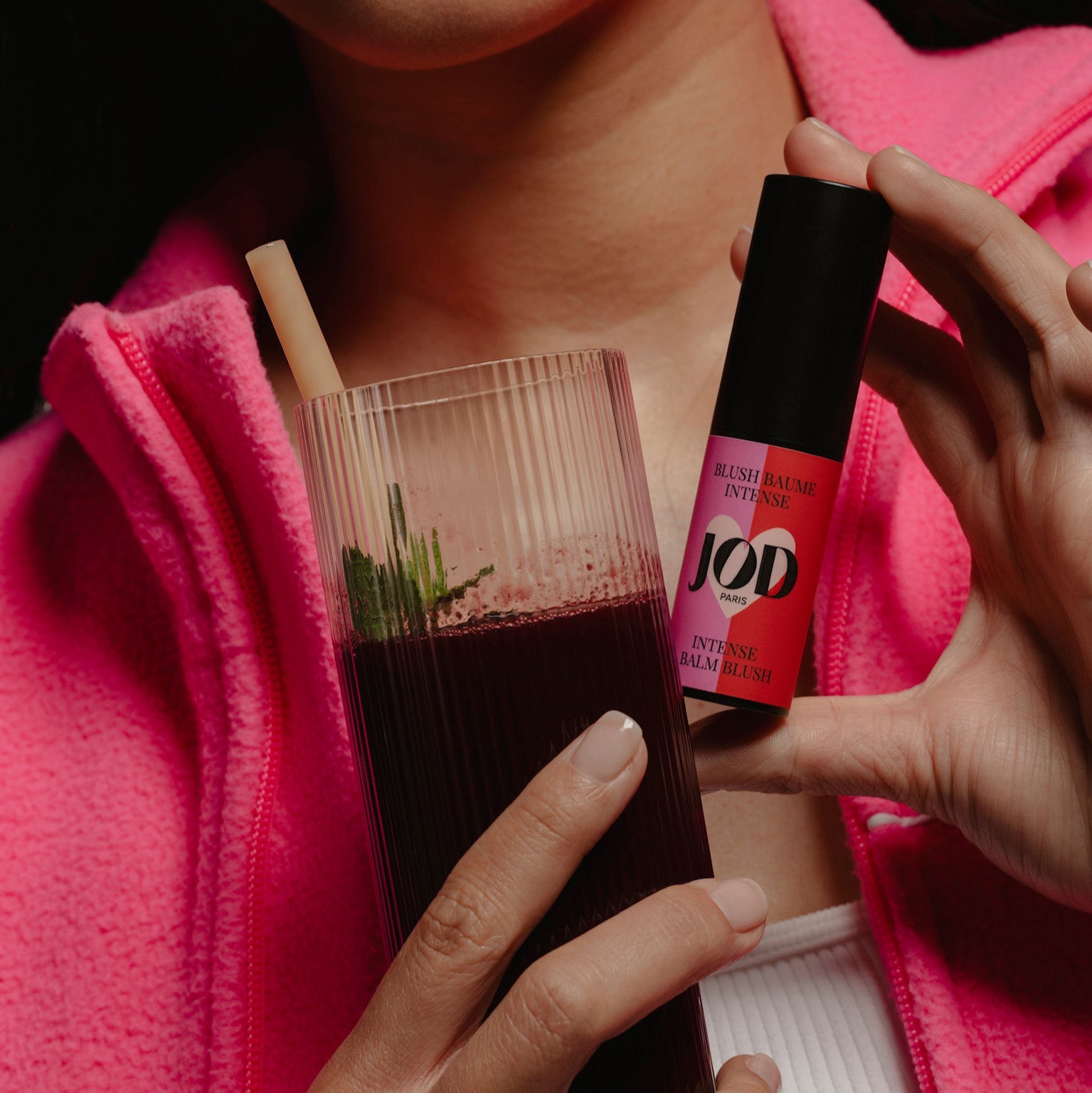 Le blush-soin en stick qui allie couleur vibrante et soin repulpant pour illuminer vos pommettes.  Enrichi en extrait de fleurs de Grenade et en huile de Jojoba, il hydrate et repulpe, pour un confort optimal tout au long de la journée. Sensation de fraîcheur immédiate, apportée par des cristaux de menthol naturels, pour réveiller instantanément le teint, comme un souffle vivifiant.