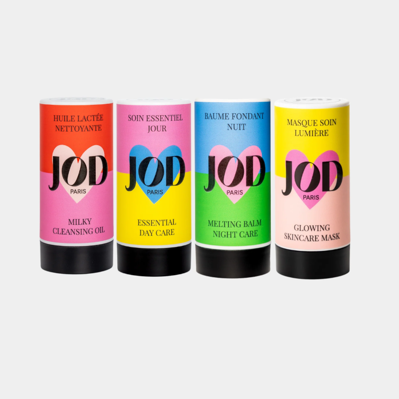 La routine de soin JOD réunit +20 complexes d’actifs végétaux innovants, parfaitement dosés pour répondre aux besoins fondamentaux de votre peau, du matin au soir. En seulement 4 gestes simples, elle équilibre, protège, régénère et révèle l’éclat naturel de votre peau, pour une transformation durable.