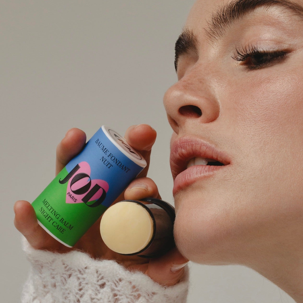 Le soin réparateur et régénérant pour un teint radieux et des traits reposés au réveil. Ce baume de nuit associe des complexes d'actifs puissants (Belle de Nuit + Caféine, Hibiscus + Renouée du Japon) pour renforcer le renouvellement cellulaire et lutter contre les effets du vieillissement naturel. 