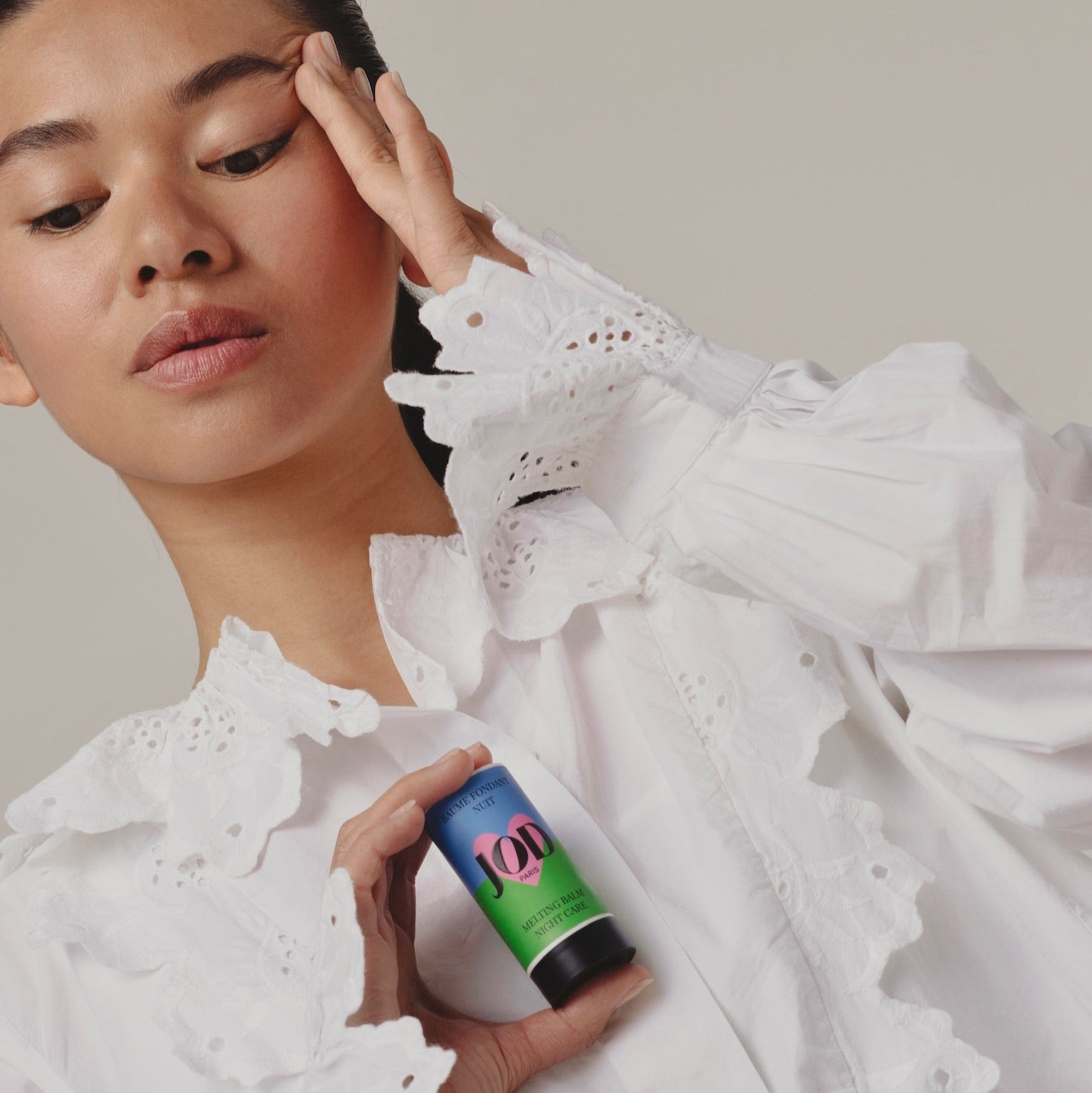 Le soin réparateur et régénérant pour un teint radieux et des traits reposés au réveil. Ce baume de nuit associe des complexes d&#39;actifs puissants (Belle de Nuit + Caféine, Hibiscus + Renouée du Japon) pour renforcer le renouvellement cellulaire et lutter contre les effets du vieillissement naturel. 