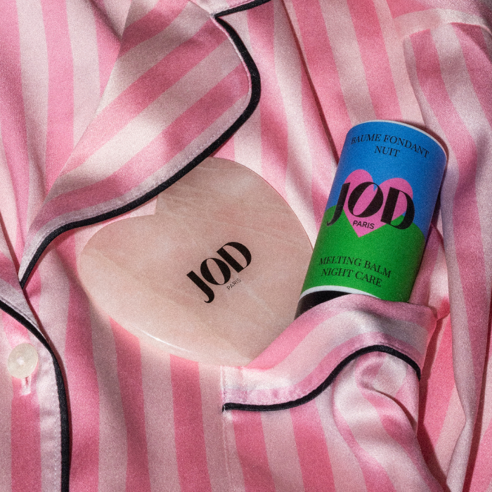 Le soin réparateur et régénérant pour un teint radieux et des traits reposés au réveil. Ce baume de nuit associe des complexes d&#39;actifs puissants (Belle de Nuit + Caféine, Hibiscus + Renouée du Japon) pour renforcer le renouvellement cellulaire et lutter contre les effets du vieillissement naturel. 