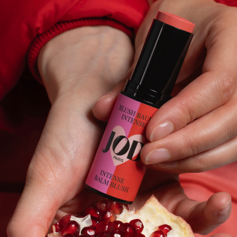 Le blush-soin en stick qui allie couleur vibrante et soin repulpant pour illuminer vos pommettes.  Enrichi en extrait de fleurs de Grenade et en huile de Jojoba, il hydrate et repulpe, pour un confort optimal tout au long de la journée. Sensation de fraîcheur immédiate, apportée par des cristaux de menthol naturels, pour réveiller instantanément le teint, comme un souffle vivifiant.