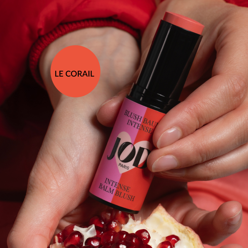 e blush-soin en stick qui allie couleur vibrante et soin repulpant pour illuminer vos pommettes.  Enrichi en extrait de fleurs de Grenade et en huile de Jojoba, il hydrate et repulpe, pour un confort optimal tout au long de la journée. Sensation de fraîcheur immédiate, apportée par des cristaux de menthol naturels, pour réveiller instantanément le teint, comme un souffle vivifiant.