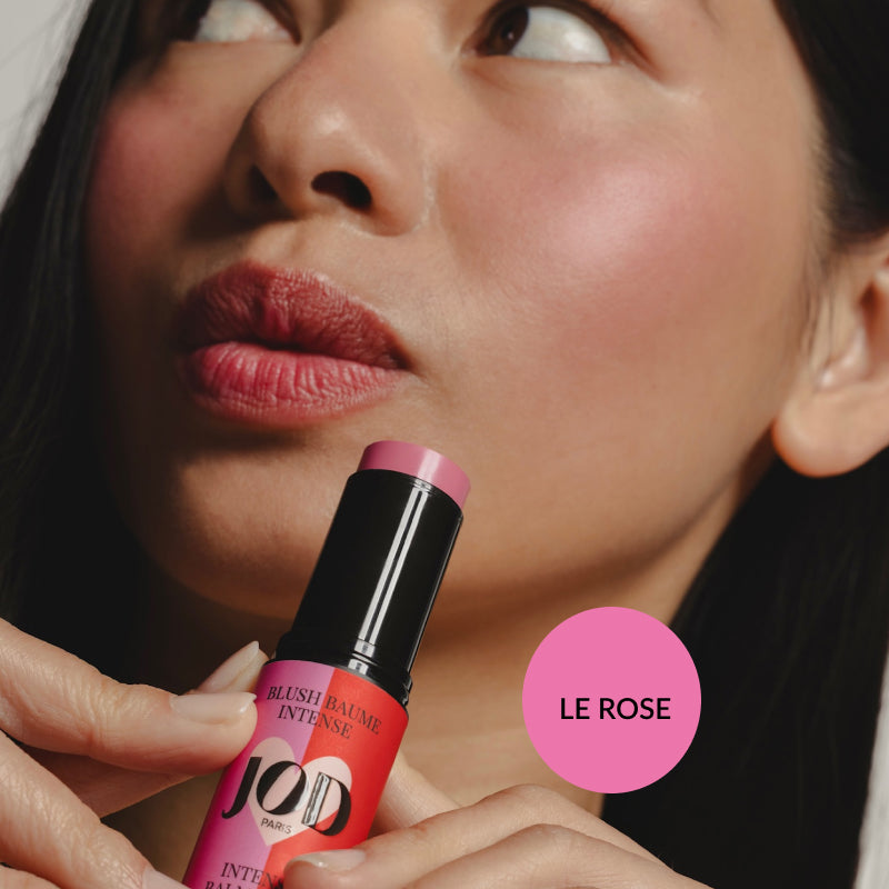 Le blush-soin en stick qui allie couleur vibrante et soin repulpant pour illuminer vos pommettes.  Enrichi en extrait de fleurs de Grenade et en huile de Jojoba, il hydrate et repulpe, pour un confort optimal tout au long de la journée. Sensation de fraîcheur immédiate, apportée par des cristaux de menthol naturels, pour réveiller instantanément le teint, comme un souffle vivifiant.
