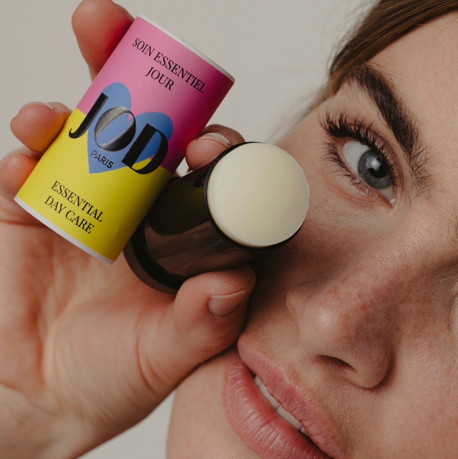 Le bouclier protecteur intensément hydratant pour une peau éclatante toute la journée. Cette crème de jour associe 4 complexes d'actifs végétaux puissants pour hydrater la peau durablement, lutter contre les effets du vieillissement naturel et renforcer la barrière protectrice de la peau.