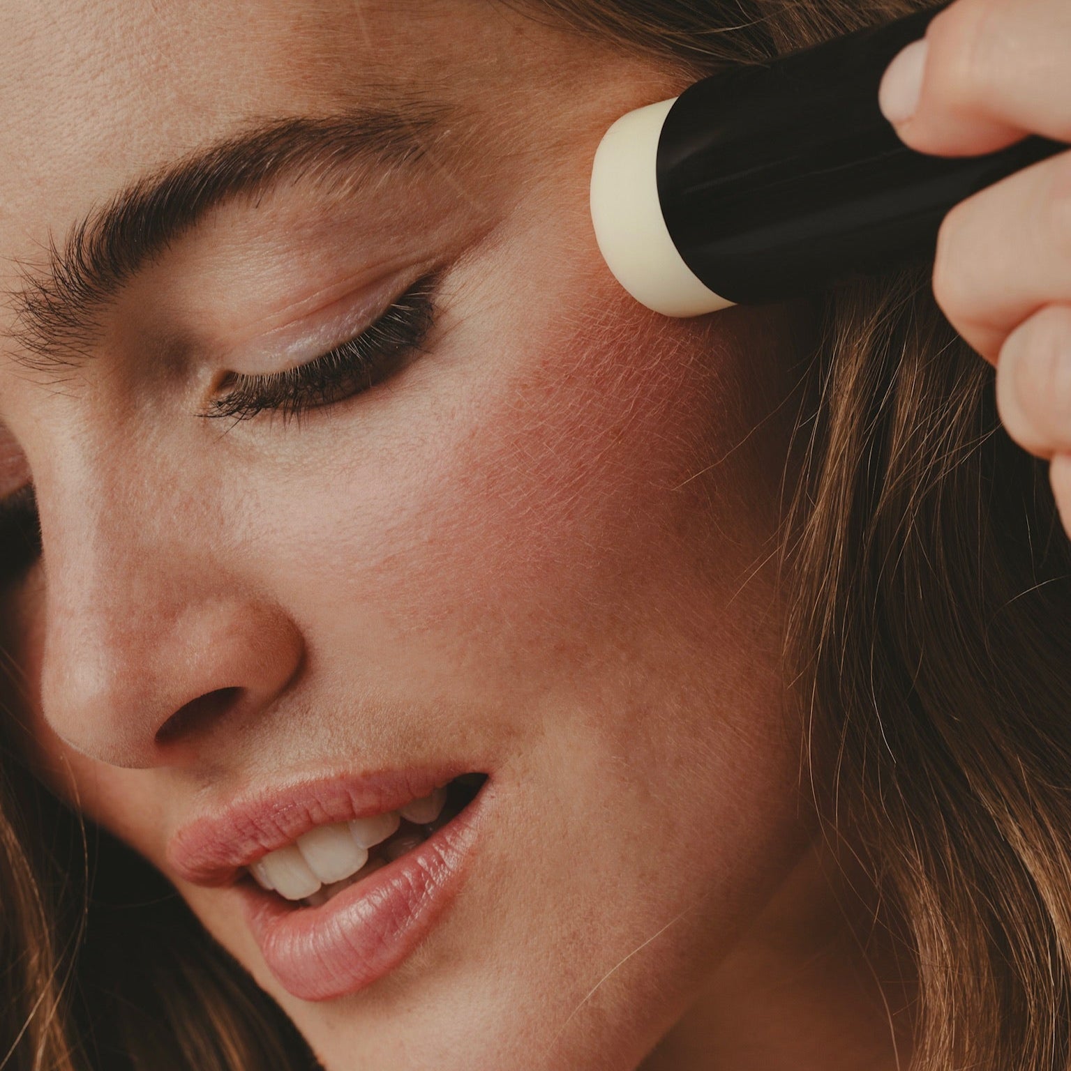 Le bouclier protecteur intensément hydratant pour une peau éclatante toute la journée. Cette crème de jour associe 4 complexes d'actifs végétaux puissants pour hydrater la peau durablement, lutter contre les effets du vieillissement naturel et renforcer la barrière protectrice de la peau.