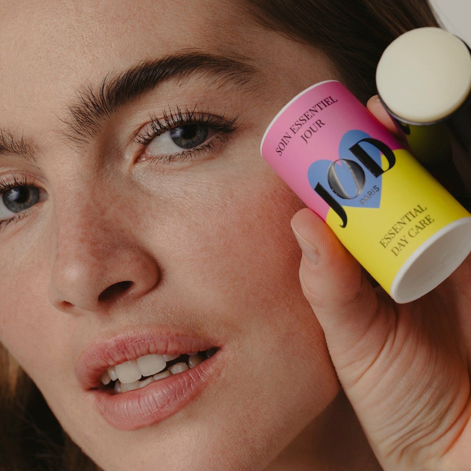 Le bouclier protecteur intensément hydratant pour une peau éclatante toute la journée. Cette crème de jour associe 4 complexes d'actifs végétaux puissants pour hydrater la peau durablement, lutter contre les effets du vieillissement naturel et renforcer la barrière protectrice de la peau.