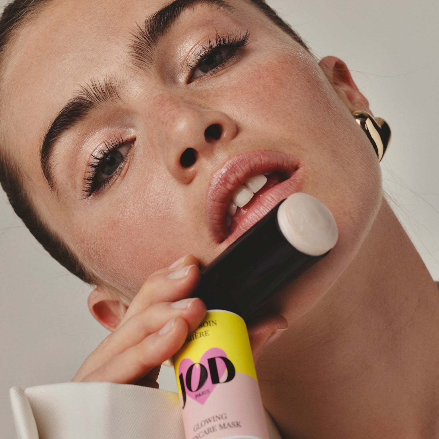 La pause beauté express pour un coup d’éclat immédiat. Enrichi en Acide Hyaluronique et formulé à partir de bioactifs innovants, ce masque hydrate en profondeur, repulpe en restaurant la souplesse de la peau, lisse le grain de peau et illumine instantanément le teint pour un éclat naturel. 