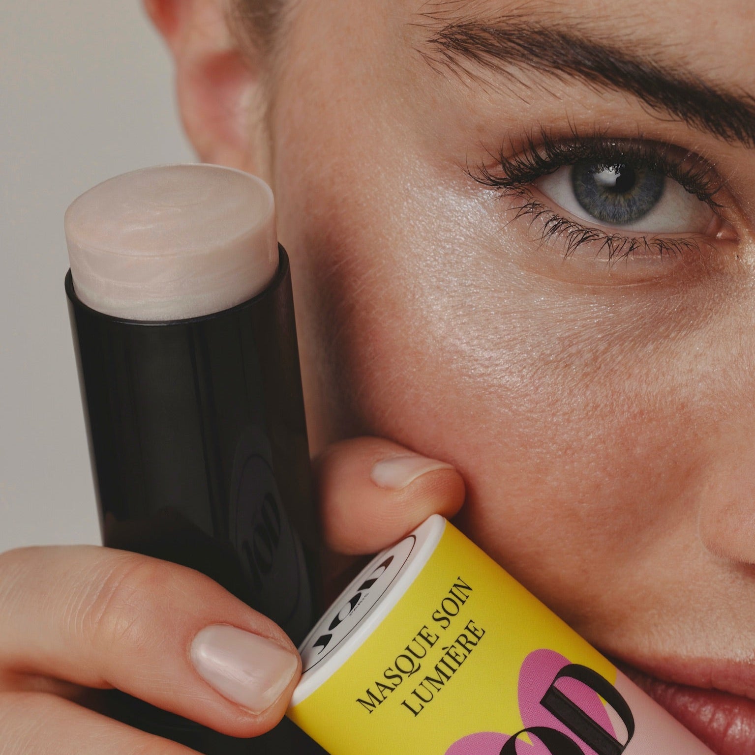 La pause beauté express pour un coup d’éclat immédiat. Enrichi en Acide Hyaluronique et formulé à partir de bioactifs innovants, ce masque hydrate en profondeur, repulpe en restaurant la souplesse de la peau, lisse le grain de peau et illumine instantanément le teint pour un éclat naturel. 