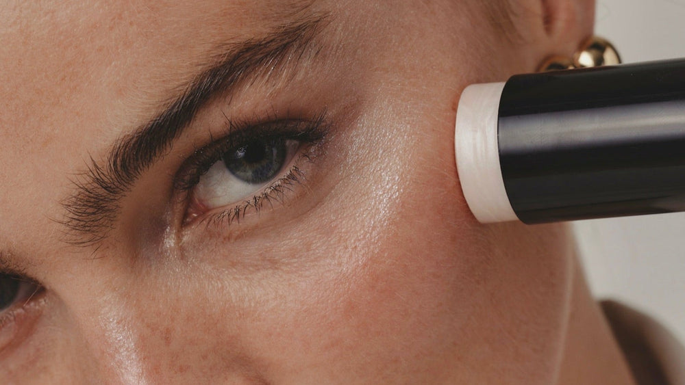 La pause beauté express pour un coup d’éclat immédiat. Enrichi en Acide Hyaluronique et formulé à partir de bioactifs innovants, ce masque hydrate en profondeur, repulpe en restaurant la souplesse de la peau, lisse le grain de peau et illumine instantanément le teint pour un éclat naturel. 