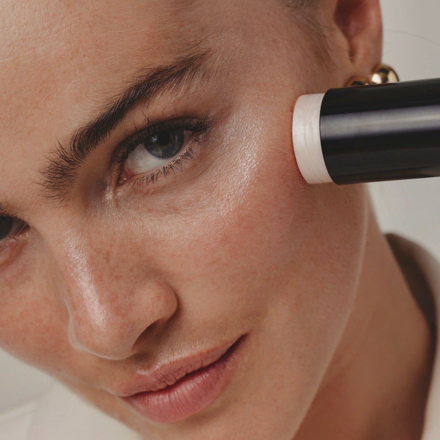 La pause beauté express pour un coup d’éclat immédiat. Enrichi en Acide Hyaluronique et formulé à partir de bioactifs innovants, ce masque hydrate en profondeur, repulpe en restaurant la souplesse de la peau, lisse le grain de peau et illumine instantanément le teint pour un éclat naturel. 