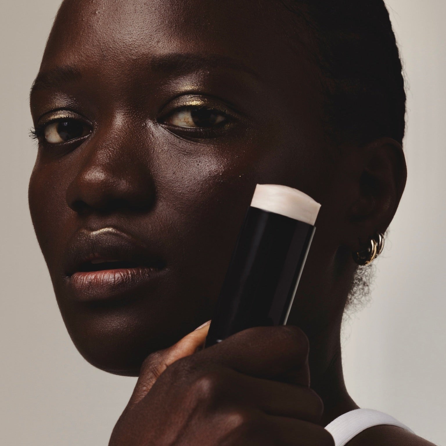 La pause beauté express pour un coup d’éclat immédiat. Enrichi en Acide Hyaluronique et formulé à partir de bioactifs innovants, ce masque hydrate en profondeur, repulpe en restaurant la souplesse de la peau, lisse le grain de peau et illumine instantanément le teint pour un éclat naturel. 