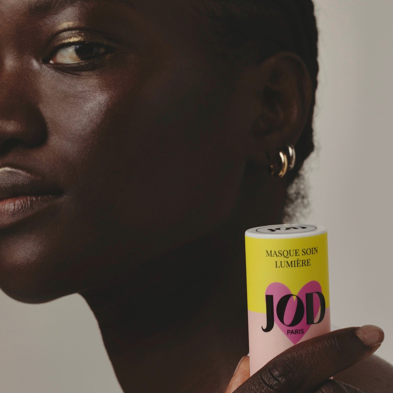 La pause beauté express pour un coup d’éclat immédiat. Enrichi en Acide Hyaluronique et formulé à partir de bioactifs innovants, ce masque hydrate en profondeur, repulpe en restaurant la souplesse de la peau, lisse le grain de peau et illumine instantanément le teint pour un éclat naturel. 